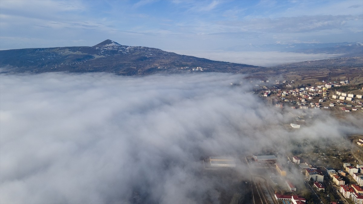 Giresun'un Şebinkarahisar ilçesinde gökyüzünü kaplayan sis tabakası dronla görüntülendi. İlçe...