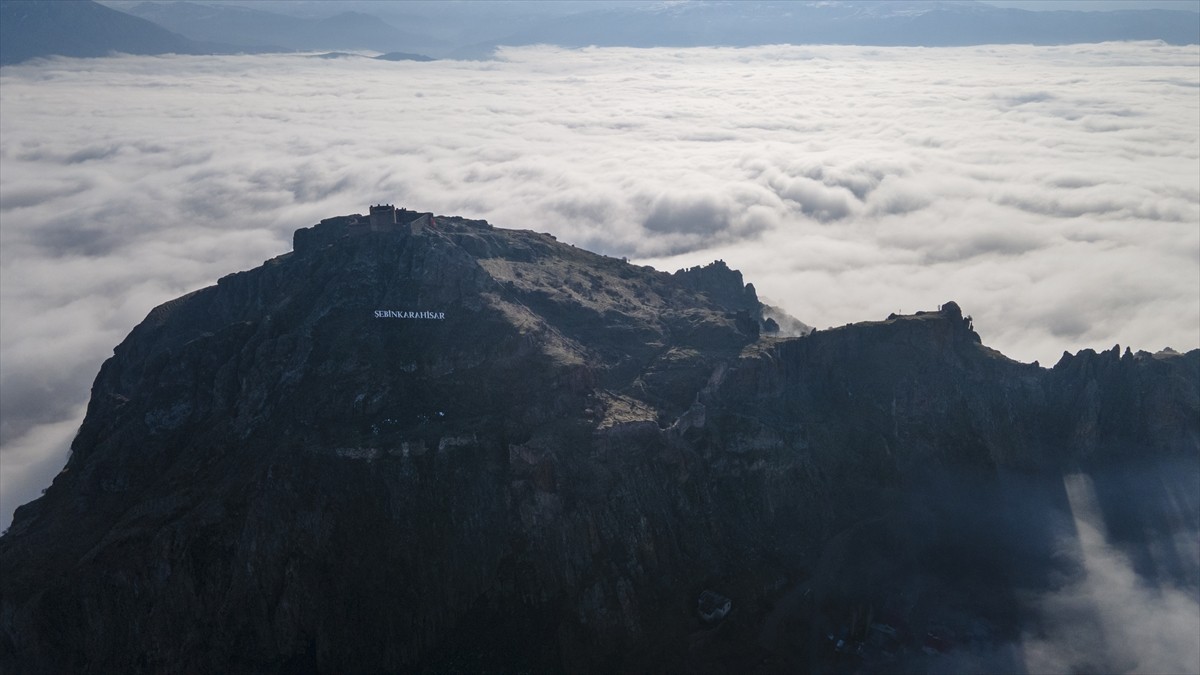 Giresun'un Şebinkarahisar ilçesinde gökyüzünü kaplayan sis tabakası dronla görüntülendi. İlçe...