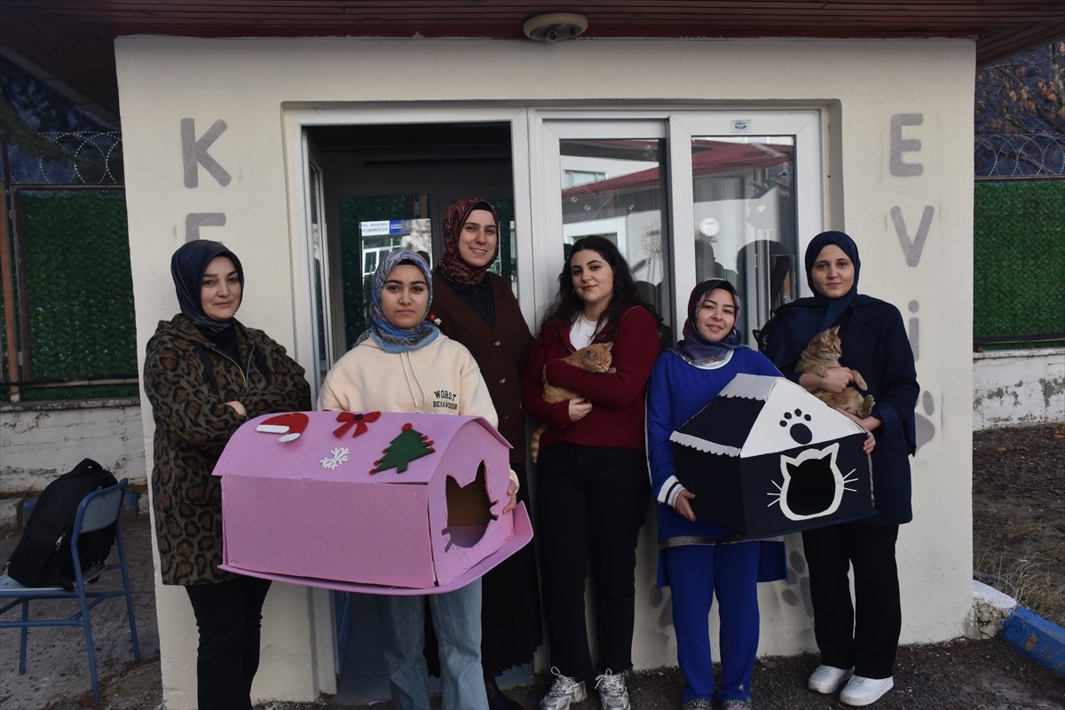 Gümüşhane'de, Kredi ve Yurtlar Genel Müdürlüğü'ne bağlı Zeynep Ana Yurt Müdürlüğü bahçesinde...