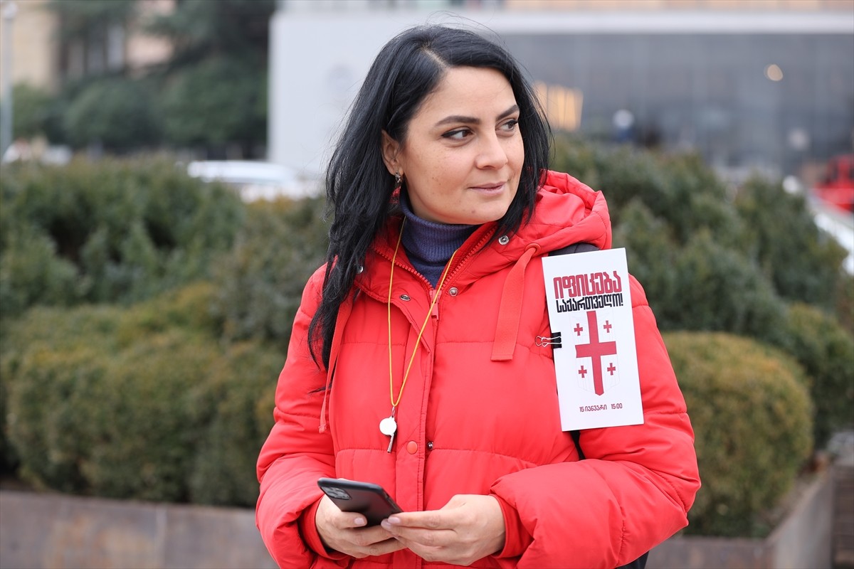 Gürcistan'da bazı özel sektör çalışanları 3 saatlik grevle ülkenin Avrupa Birliği'ne (AB) katılım...
