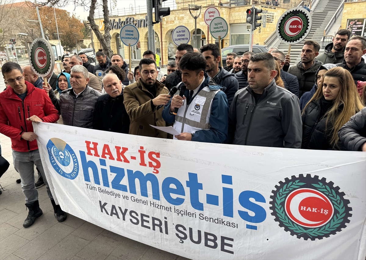 Hak İşçi Sendikaları Konfederasyonuna (HAK-İŞ) bağlı Hizmet-İş Sendikası üyeleri, Nevşehir'in...