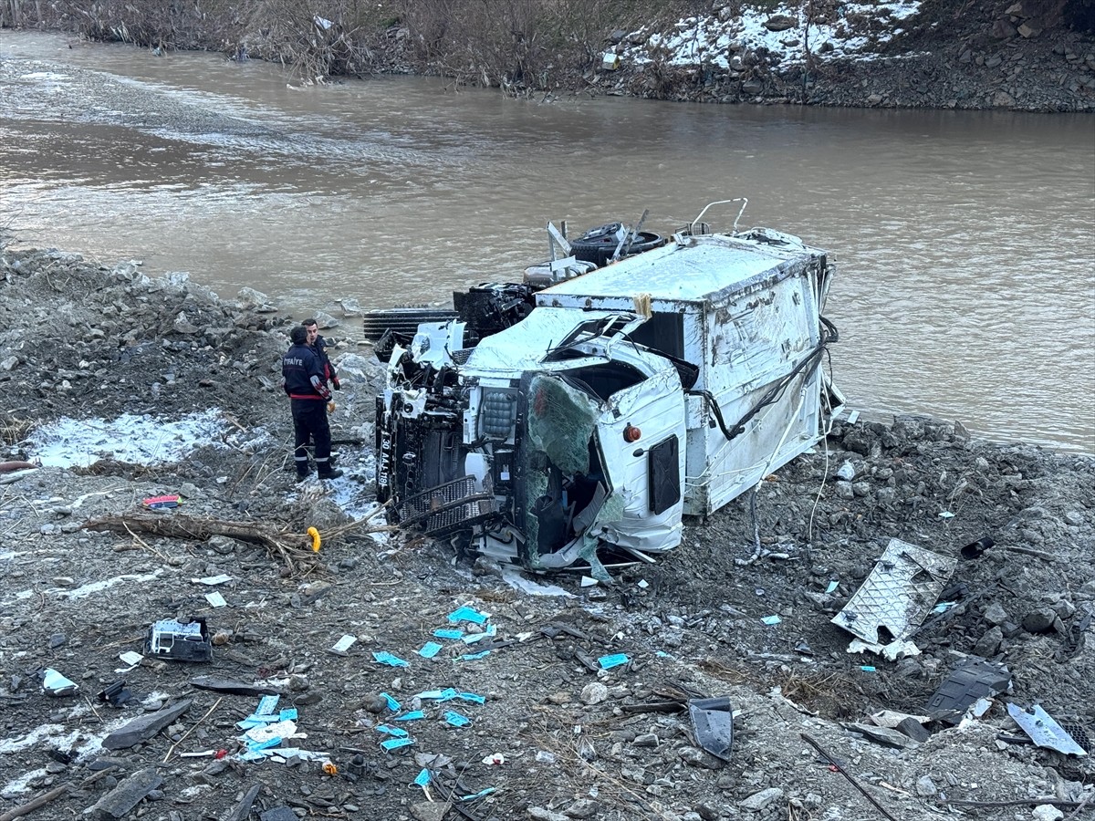 Hakkari'de şarampolden Zap Suyu kenarına devrilen çöp kamyonundaki 3 personel yaralandı.