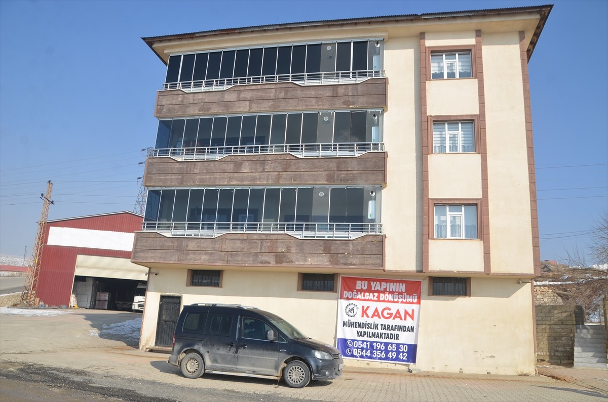 Hakkari'nin Yüksekova ilçesinde boru hattı çalışmalarının tamamlanmasıyla evlere doğal gaz hizmeti...