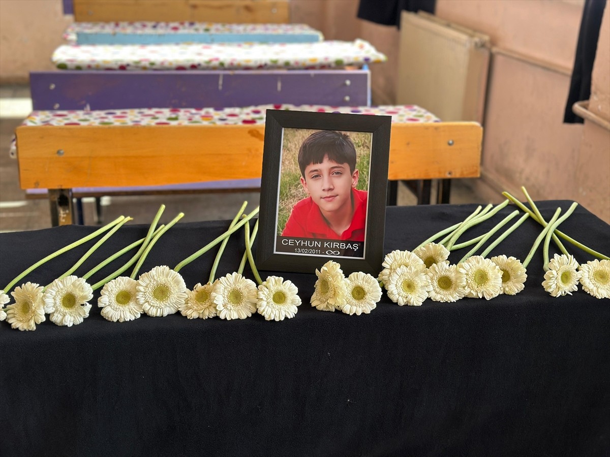 Hakkari'nin Yüksekova ilçesinde dağdan kopan kaya parçasının yolcu minibüsüne isabet etmesi sonucu...