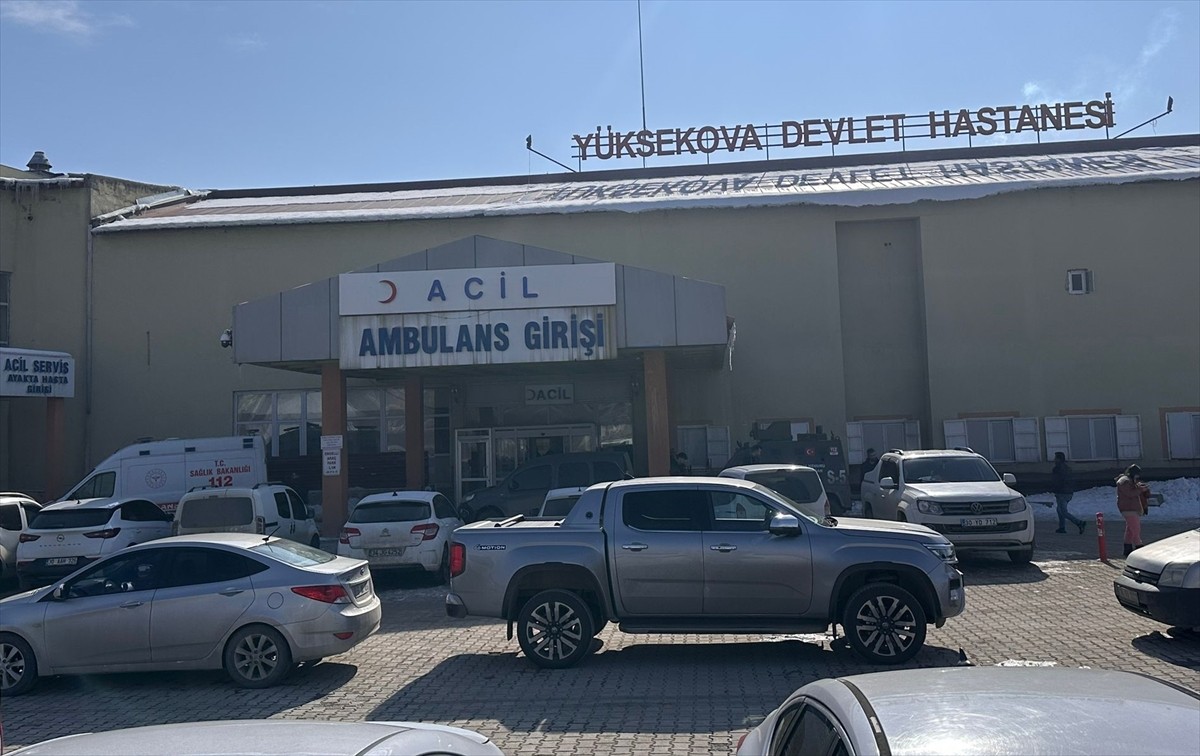 Hakkari'nin Yüksekova ilçesinde sahipsiz köpeklerin saldırdığı kız çocuğu ağır yaralandı. Sağlık...
