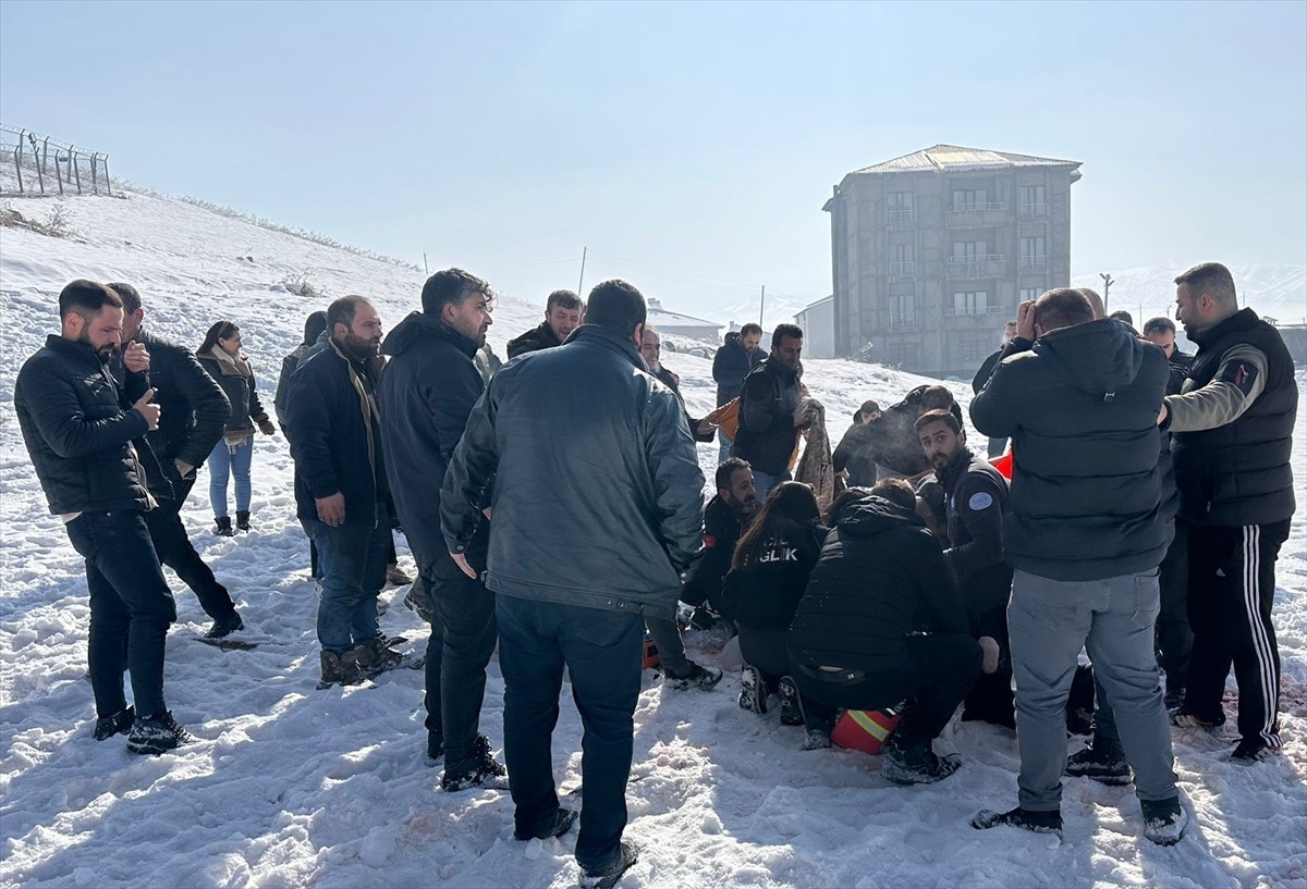 Hakkari'nin Yüksekova ilçesinde sahipsiz köpeklerin saldırdığı kız çocuğu ağır yaralandı. Sağlık...