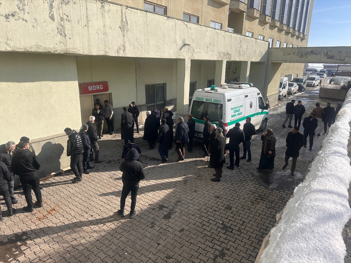 Hakkari'nin Yüksekova ilçesinde sahipsiz köpeklerin saldırısına uğrayan kız çocuğu kaldırıldığı...