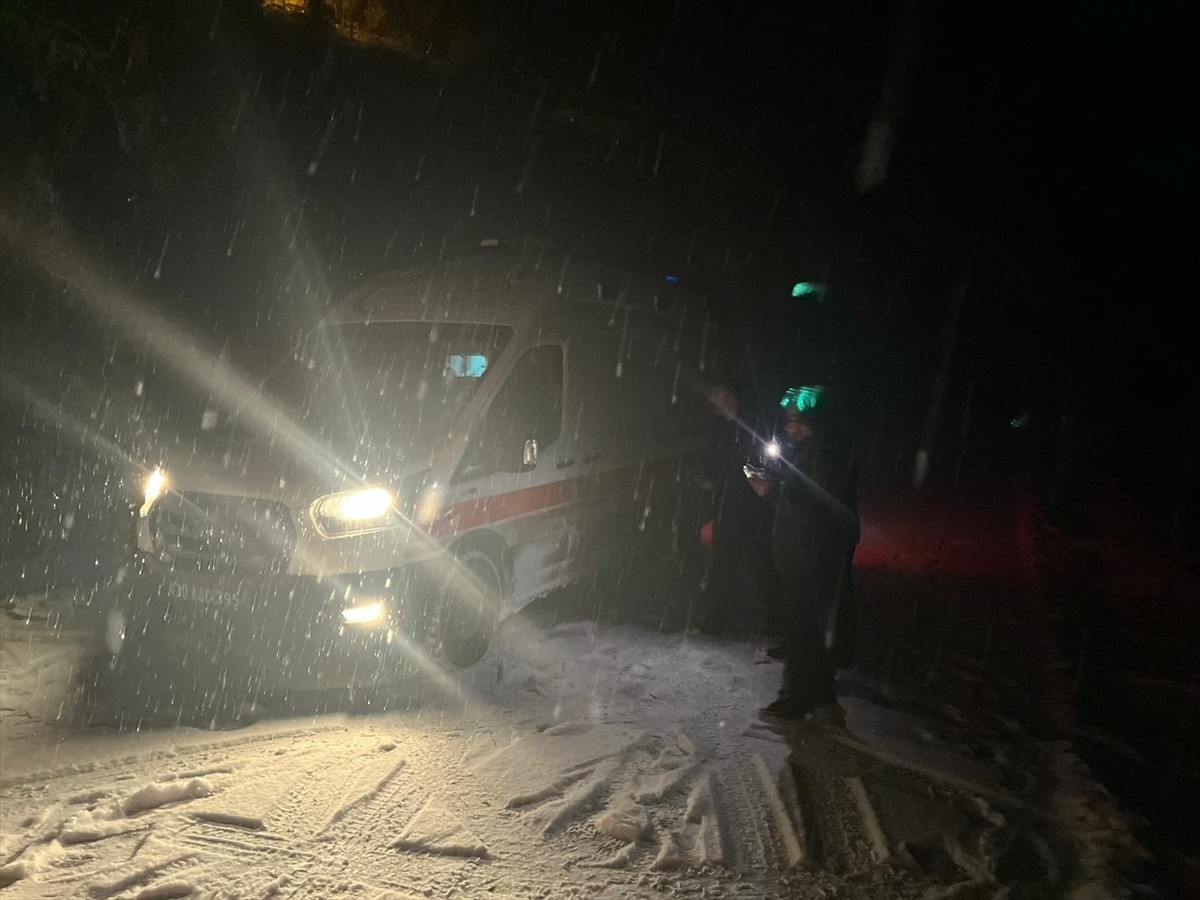 Hakkari'nin Yüksekova ilçesinde yolu kardan kapanan mezrada yataktan düşerek fenalaşan 3 yaşındaki...