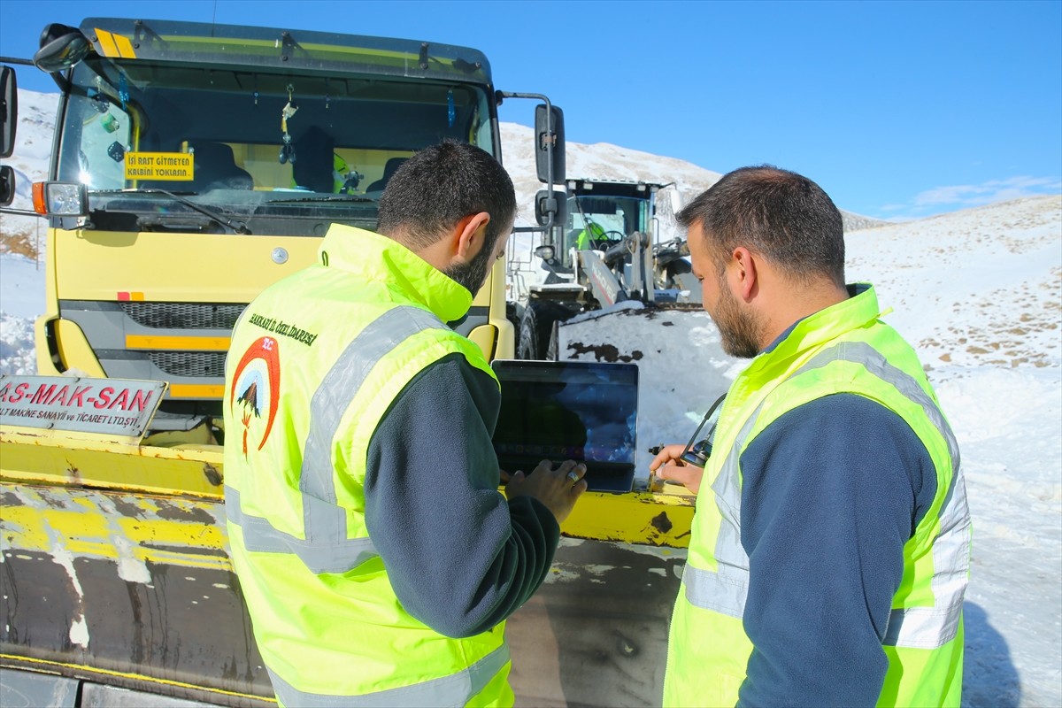 Hakkari İl Özel İdaresine bağlı karla mücadele ekibi, Anadolu Ajansının (AA) gözünden 2024'e damga...