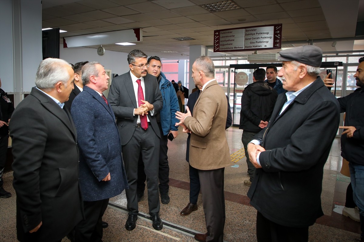 Hakkari Valisi ve Belediye Başkan Vekili Ali Çelik, çöp kamyonunun şarampole yuvarlandığı kazada...
