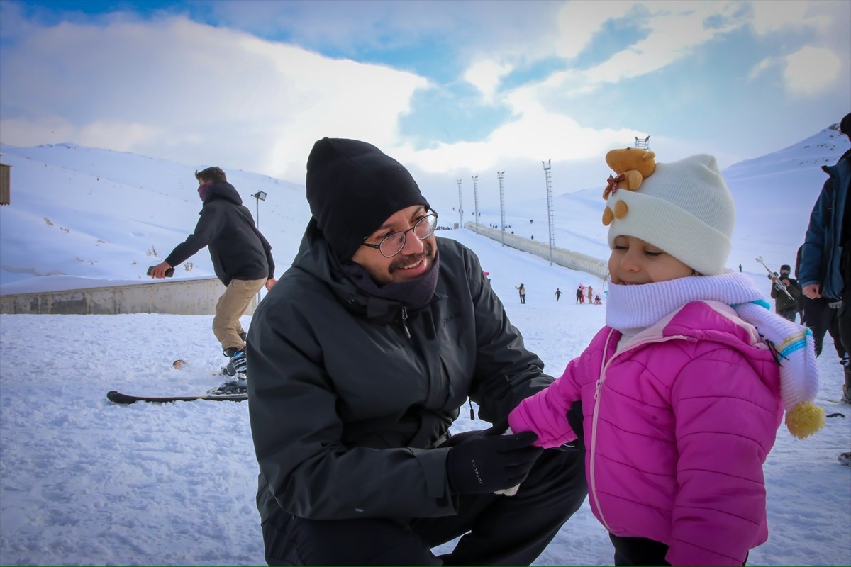  Hakkari Valisi ve Belediye Başkan Vekili Ali Çelik, Mergabütan Kayak Merkezi'nde incelemede...