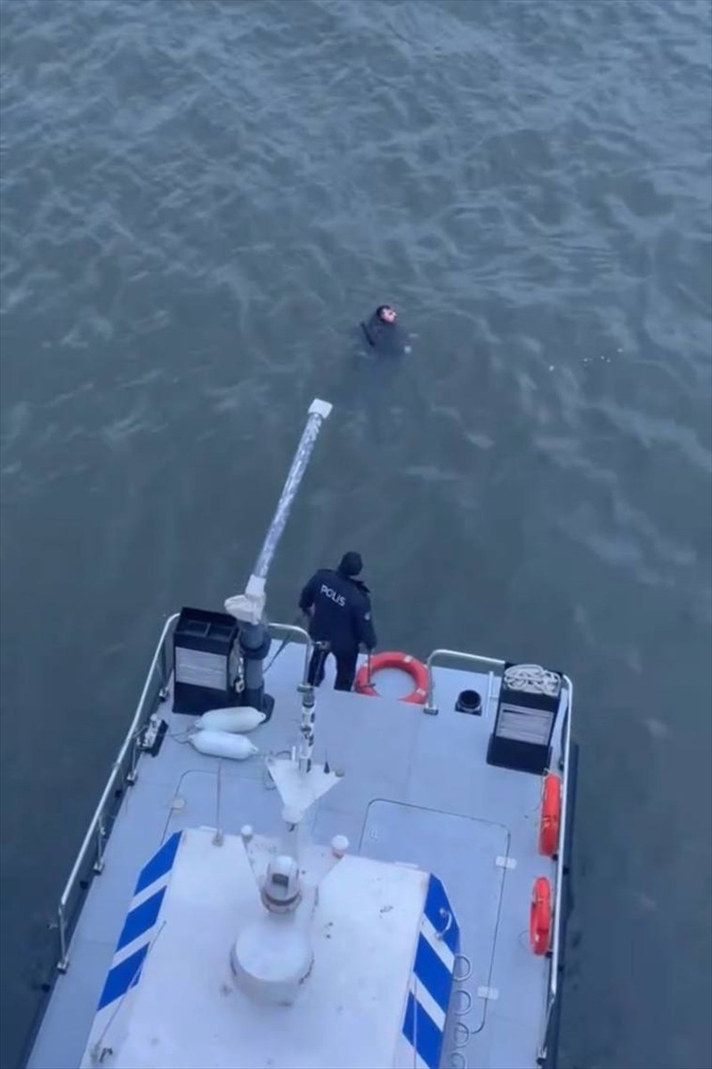 Haliç Metro Köprüsü'nden denize düşen kişi, polis ekiplerince kurtarılarak hastaneye...