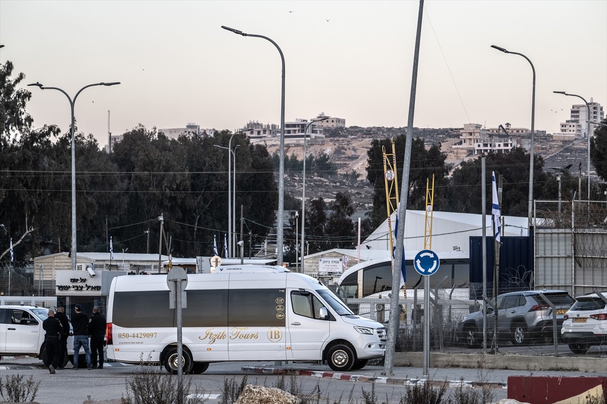 Hamas ile İsrail arasındaki üçüncü tur esir takasında serbest bırakılan Filistinli esirleri...