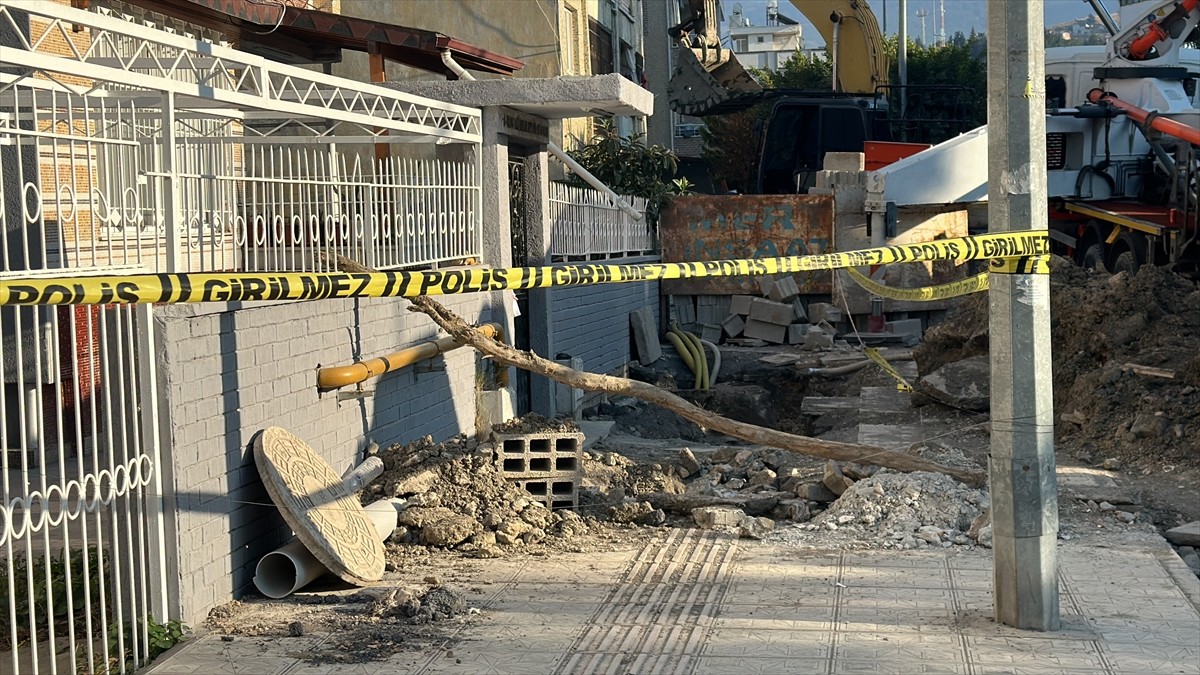 Hatay'ın İskenderun ilçesinde, bitişiğindeki bir inşaatın temel kazısı sırasında zarar gören 4...