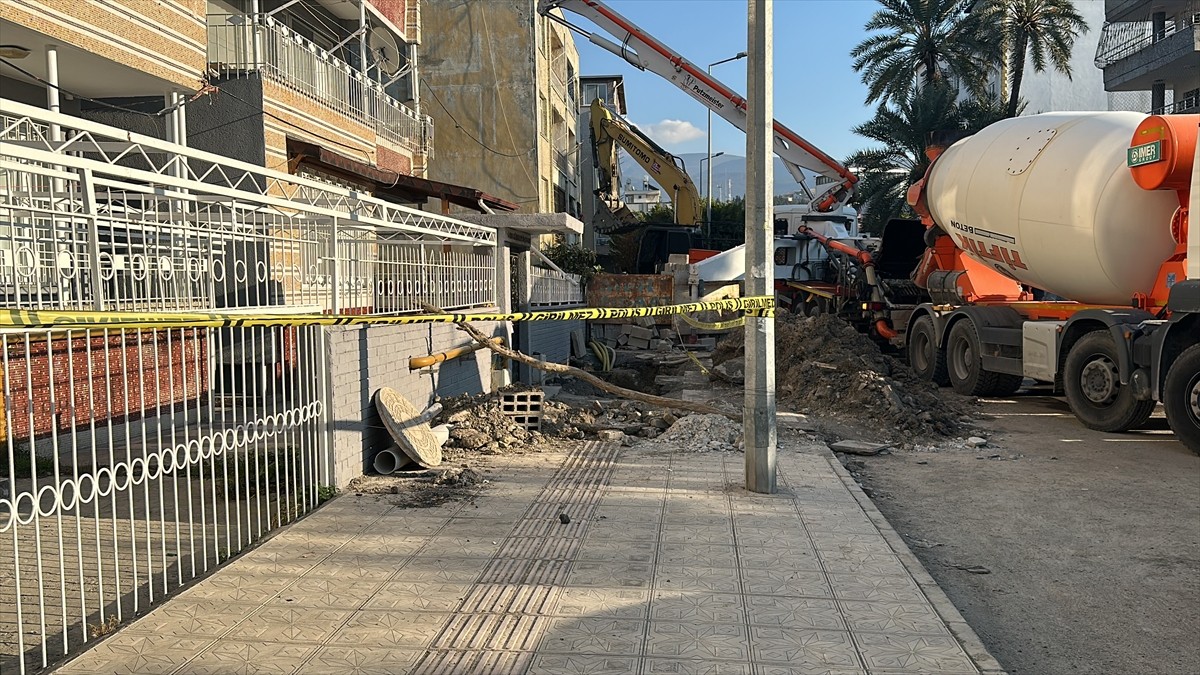 Hatay'ın İskenderun ilçesinde, bitişiğindeki bir inşaatın temel kazısı sırasında zarar gören 4...
