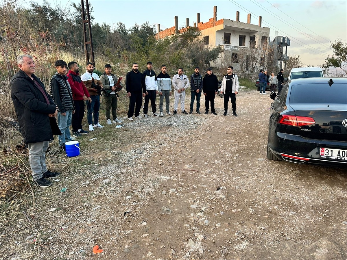 Hatay'ın İskenderun ilçesinde "horoz dövüşü" yaptırdığı belirlenen 14 kişiye 41 bin 350 lira ceza...