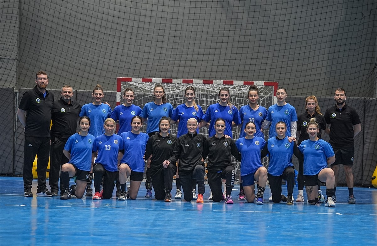 Hentbol Kadınlar Süper Lig'inde mücadele eden Bursa Büyükşehir Belediyespor, "zirvenin" yeni...