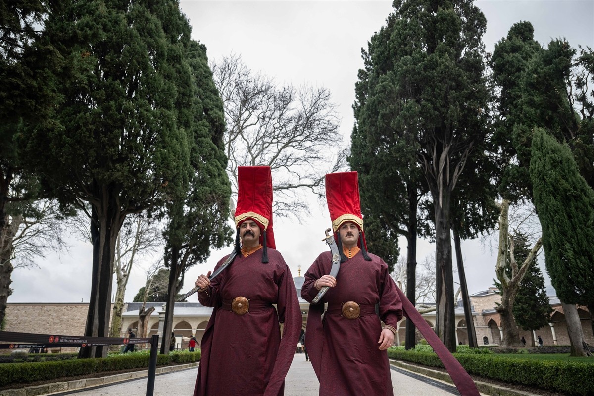 Her gün binlerce yerli ve yabancı turisti ağırlayan Topkapı Sarayı'nda jandarmalar "silahtar"...