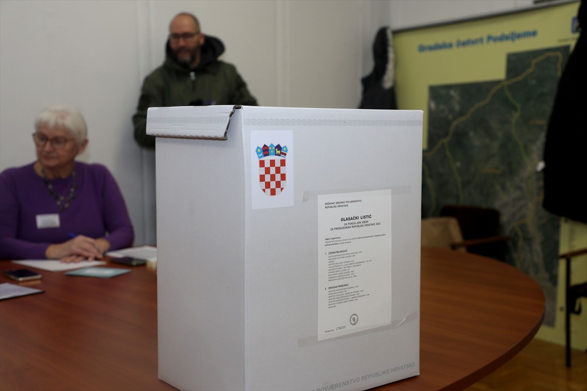 Hırvatistan'da kayıtlı 3,7 milyondan fazla seçmen, cumhurbaşkanı seçiminin ikinci turunda oy...