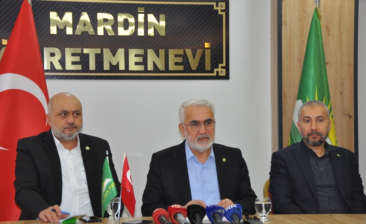 Hür Dava Partisi (HÜDA PAR) Genel Başkanı Zekeriya Yapıcıoğlu (ortada), merkez Artuklu ilçesindeki...