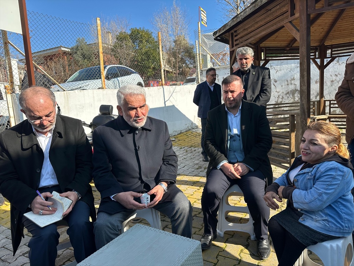 Hür Dava Partisi (HÜDA PAR) Genel Başkanı Zekeriya Yapıcıoğlu (sol 2), Adıyaman'ın Kahta ilçesinde...