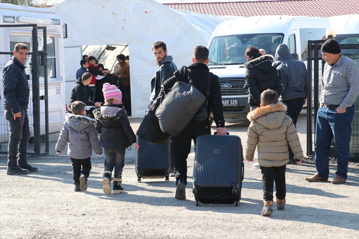 İç savaş nedeniyle Türkiye'ye sığınan Suriyelilerin 61 yıllık Baas rejiminin devrilmesi sonrasında...