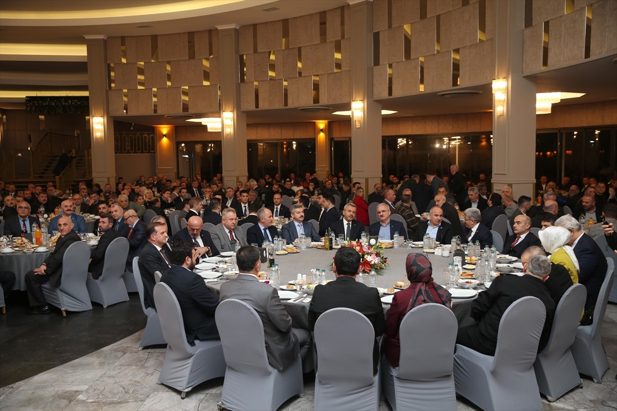 İçişleri Bakan Yardımcısı Münir Karaloğlu, Rize'de düzenlenen "Muhtarlarımızla Yeni Yüzyıla Adım...