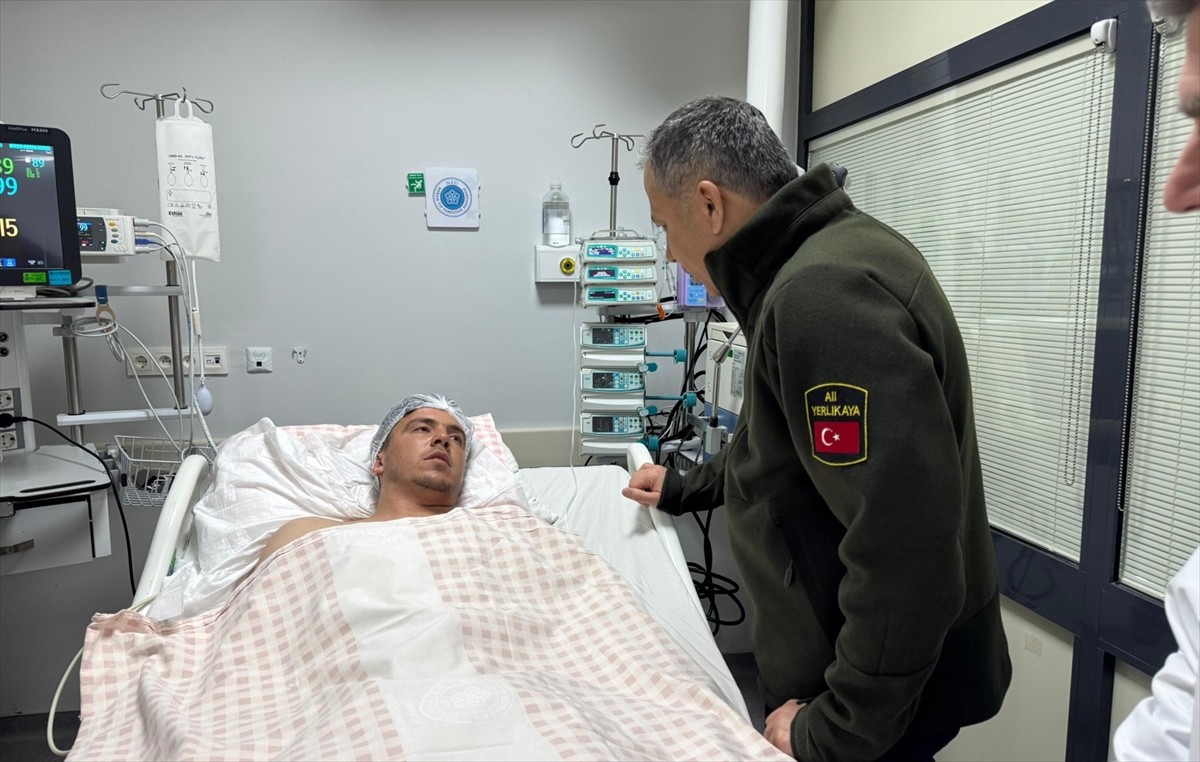 İçişleri Bakanı Ali Yerlikaya, Konya'nın Selçuklu ilçesinde çöken binanın enkazından kurtarılan 3...