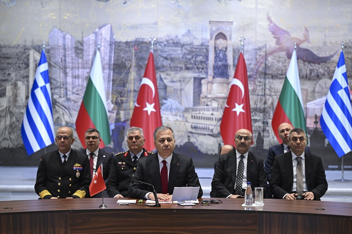 İçişleri Bakanı Ali Yerlikaya (ortada), Bulgaristan İçişleri Bakanı Atanas İlkov ve Yunanistan Göç...