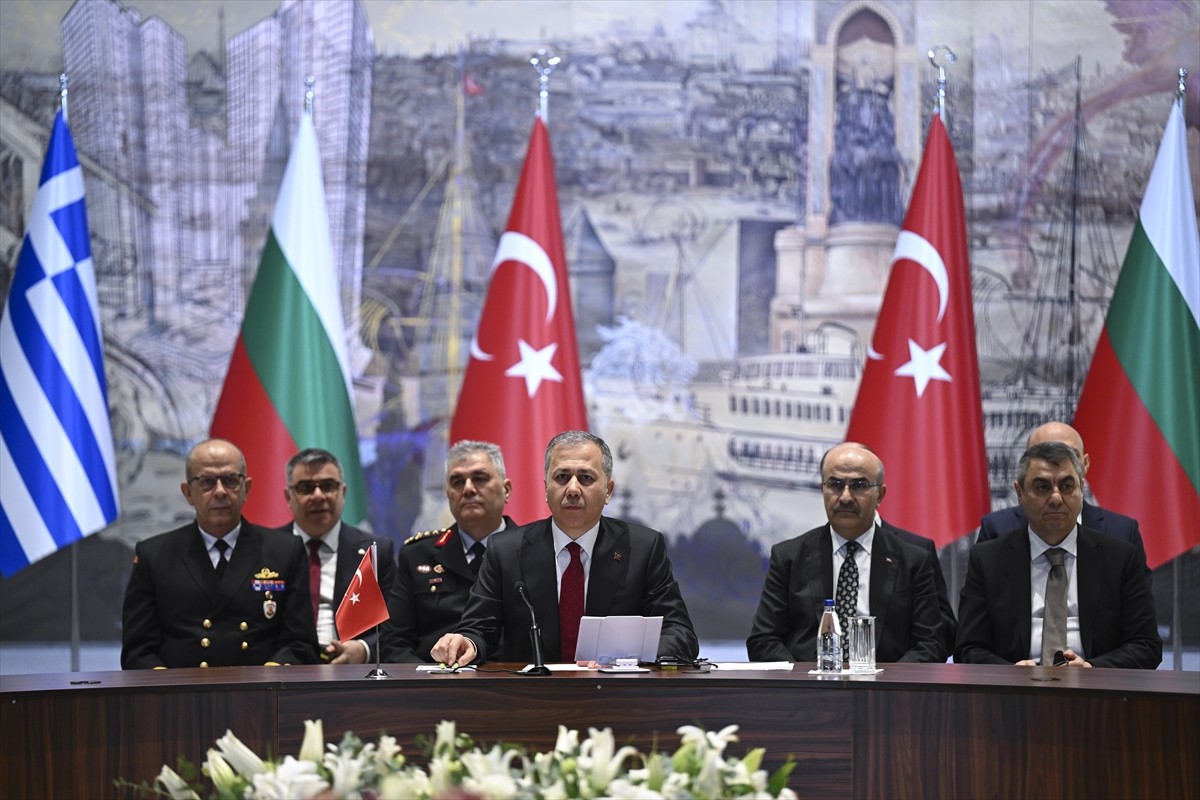 İçişleri Bakanı Ali Yerlikaya (ortada), Bulgaristan İçişleri Bakanı Atanas İlkov ve Yunanistan Göç...