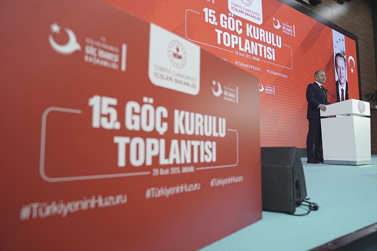 İçişleri Bakanı Yerlikaya (ortada), 15.Göç Kurulu Toplantısı'na katıldı. 