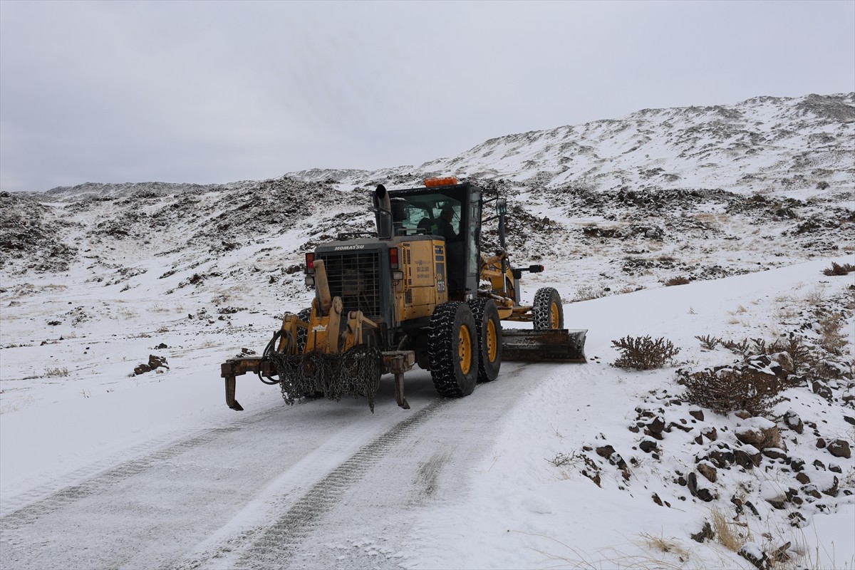 Iğdır'da etkili olan kar yağışı nedeniyle ulaşıma kapanan 2 köy yolunun açılması için İl Özel...