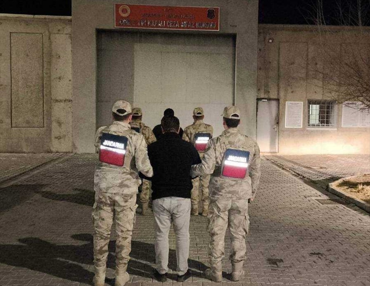 Iğdır'da yurda yasa dışı yollarla girdikleri belirlenen 15 yabancı uyruklu yakalandı. Düzensiz...