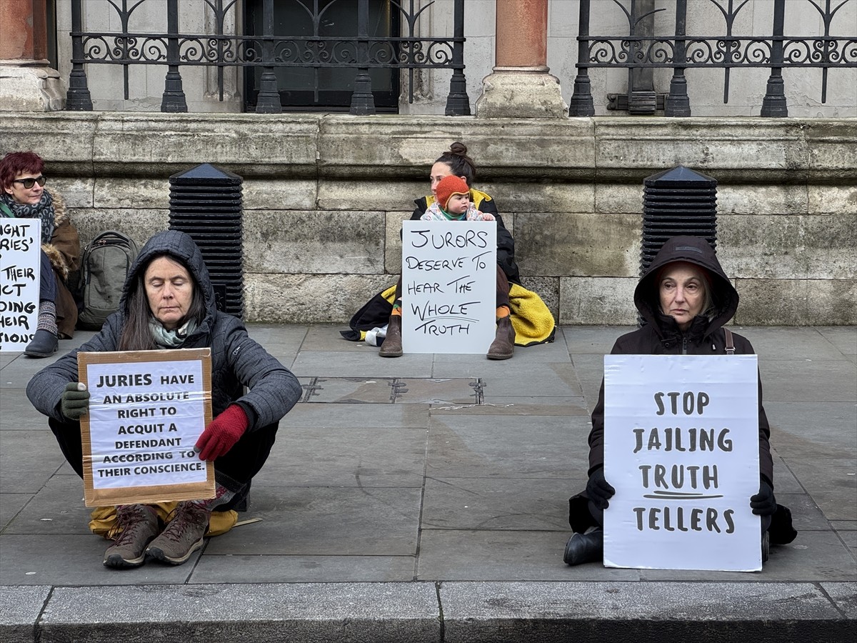 İngiltere'de iklim ve çevre konularına dikkati çekmek için eylemler düzenlediği için yargılanan...