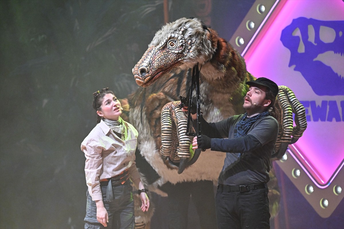 İngiltere'de sahne alan "Dinosaur World Live" tiyatrosu, yarıyıl tatili kapsamında Ankara'da...