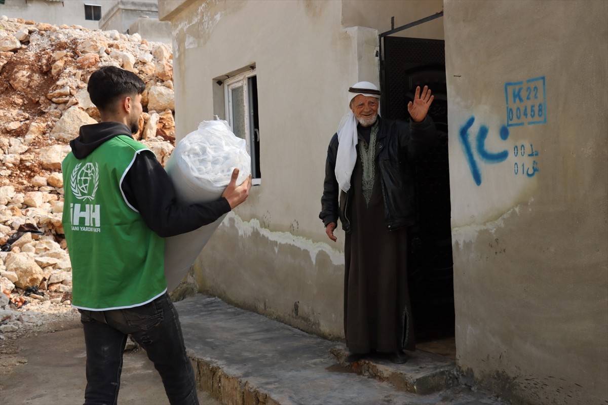 İnsan Hak ve Hürriyetleri (İHH) İnsani Yardım Vakfı, geçen yıl Suriye'ye yolladığı 1194 tırlık...