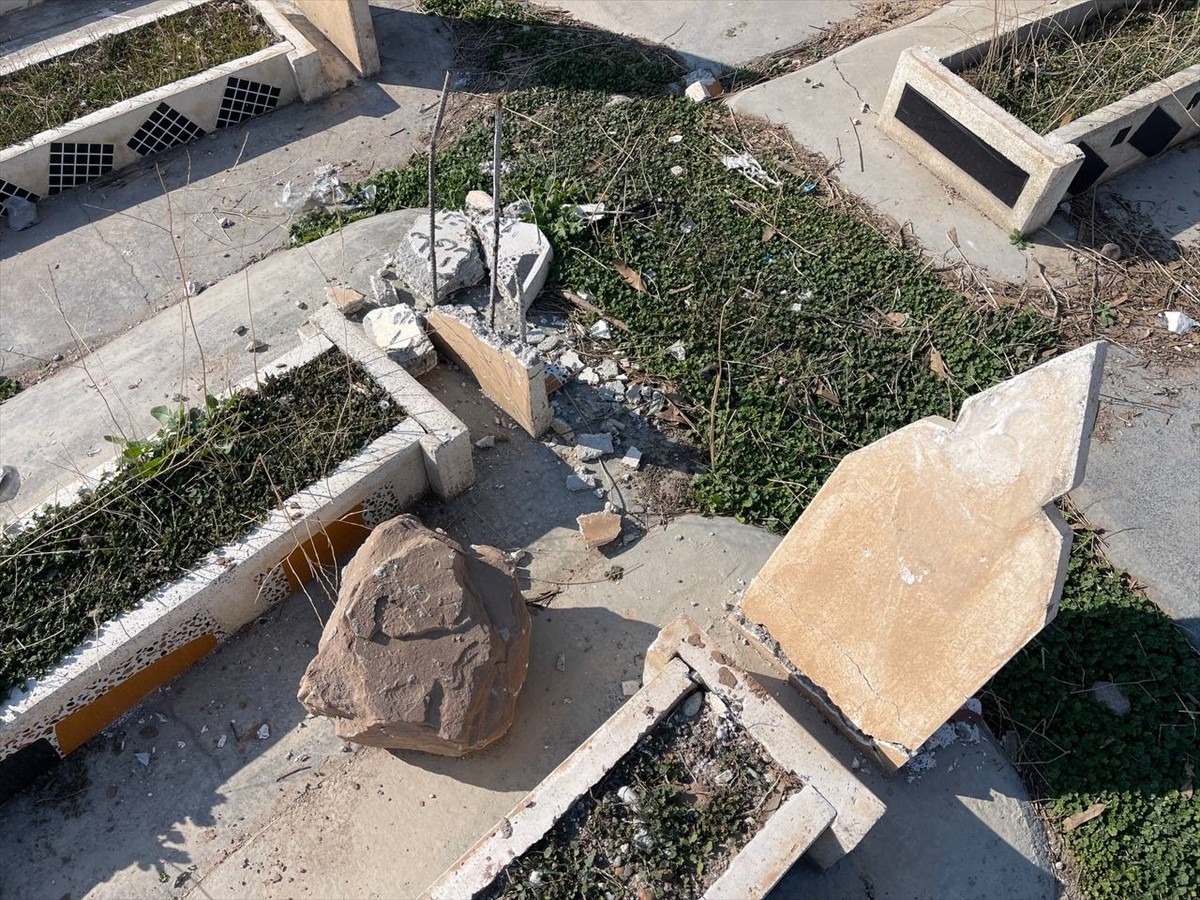 Irak'ın Kerkük kentinin çeşitli semtlerinde, aralarında Osmanlı dönemine ait mezarlığın da olduğu...