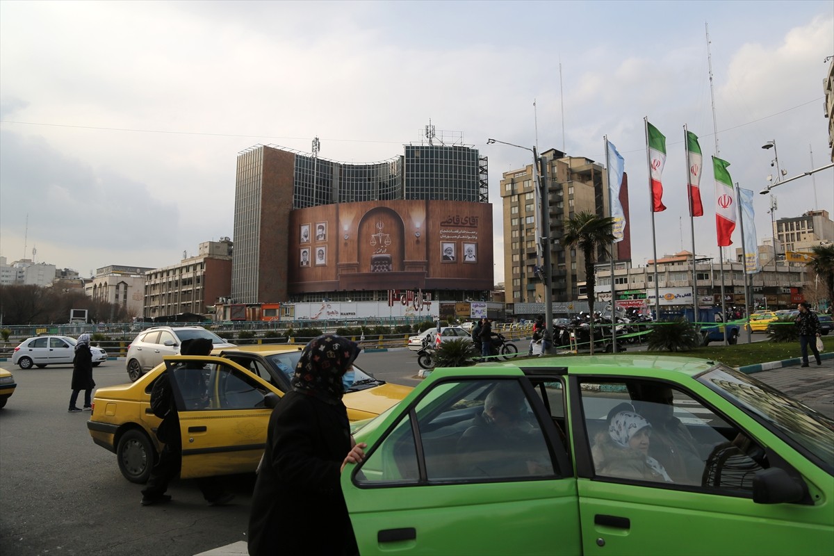 İran'ın başkenti Tahran'daki Yüksek Mahkeme önünde düzenlenen silahlı saldırıda 2 Yargıtay hakimi...