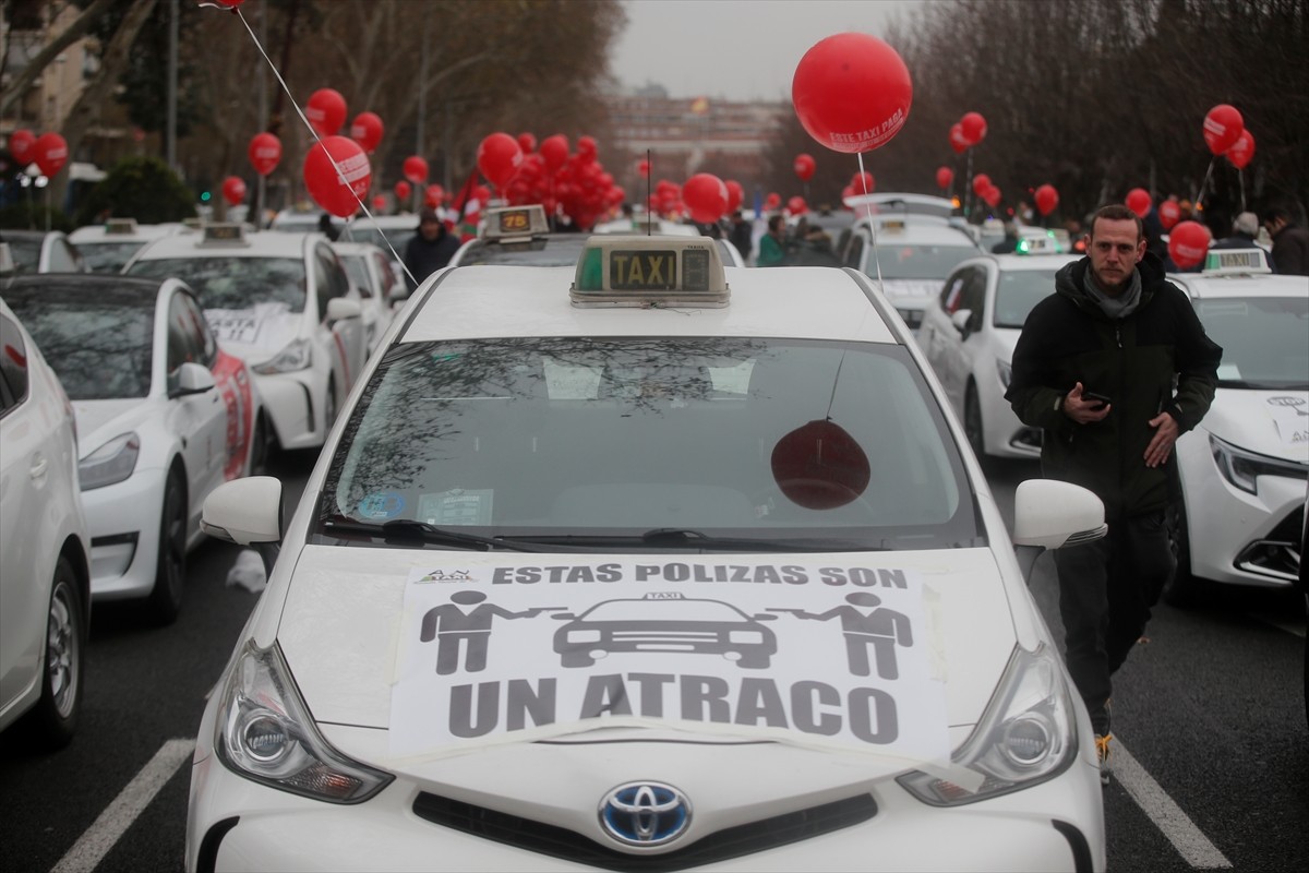 İspanya'da araç sigorta poliçelerindeki artışa karşı çıkan taksiciler, başkent Madrid'de trafiği...