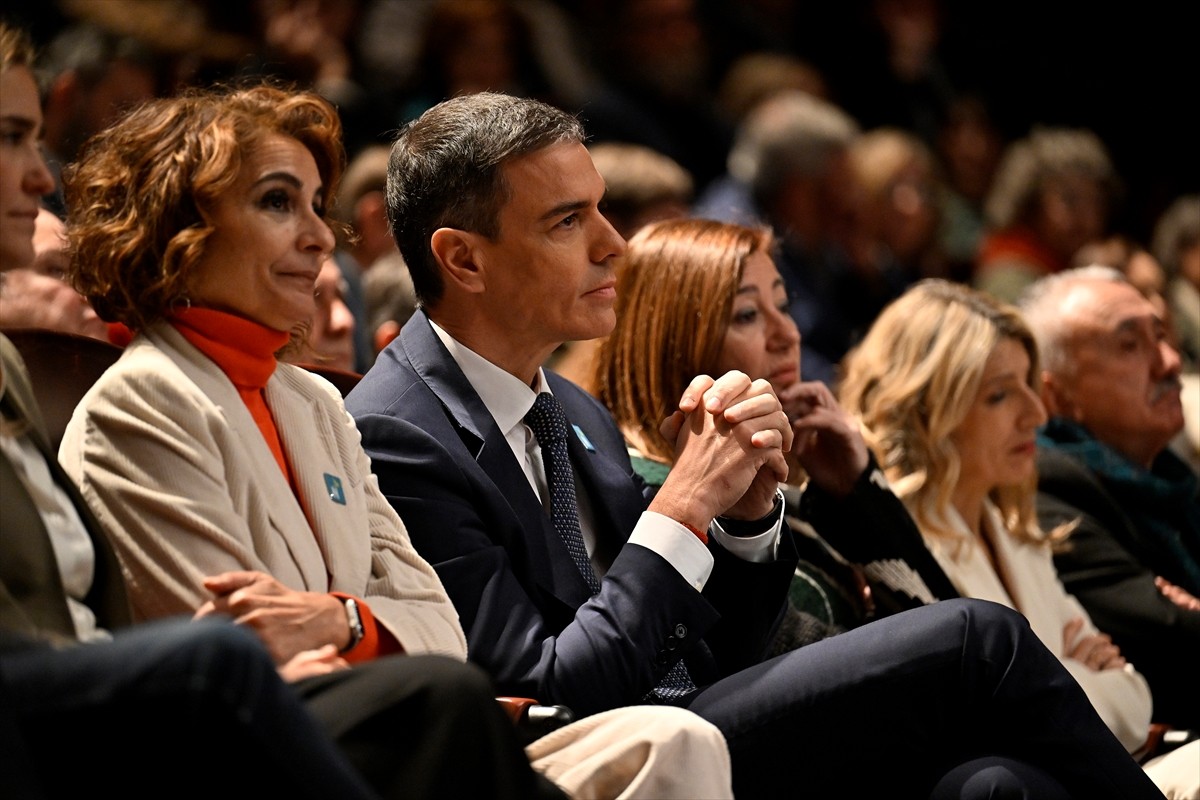 İspanya'da azınlık sol koalisyon hükümeti, 1939-1975 yılları arasında ülkeyi yöneten diktatör...