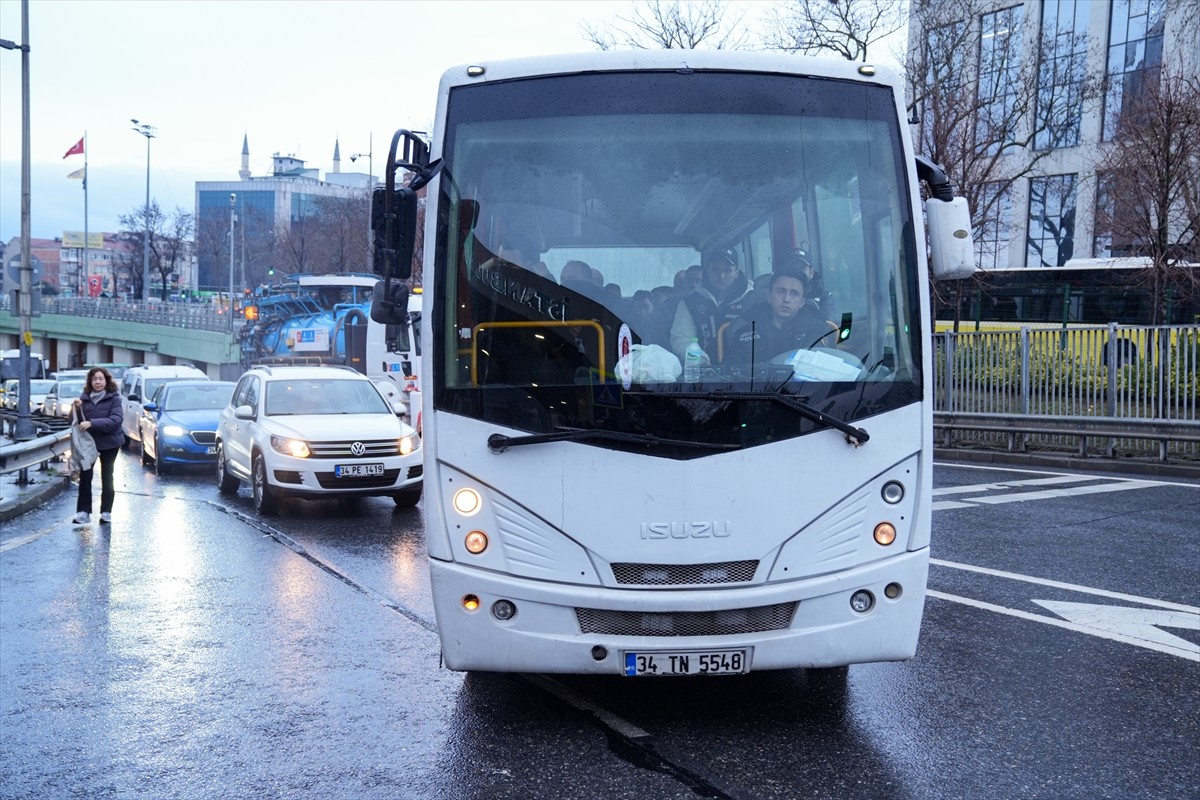 İstanbul'da suç örgütüne yönelik yürütülen soruşturma kapsamında gözaltına alınan, aralarında...