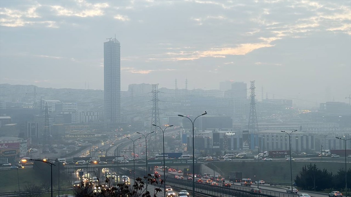 İstanbul'un bazı bölgeleri ile Boğaz'da sabah saatlerinde yoğun sis etkili oldu, görüş...