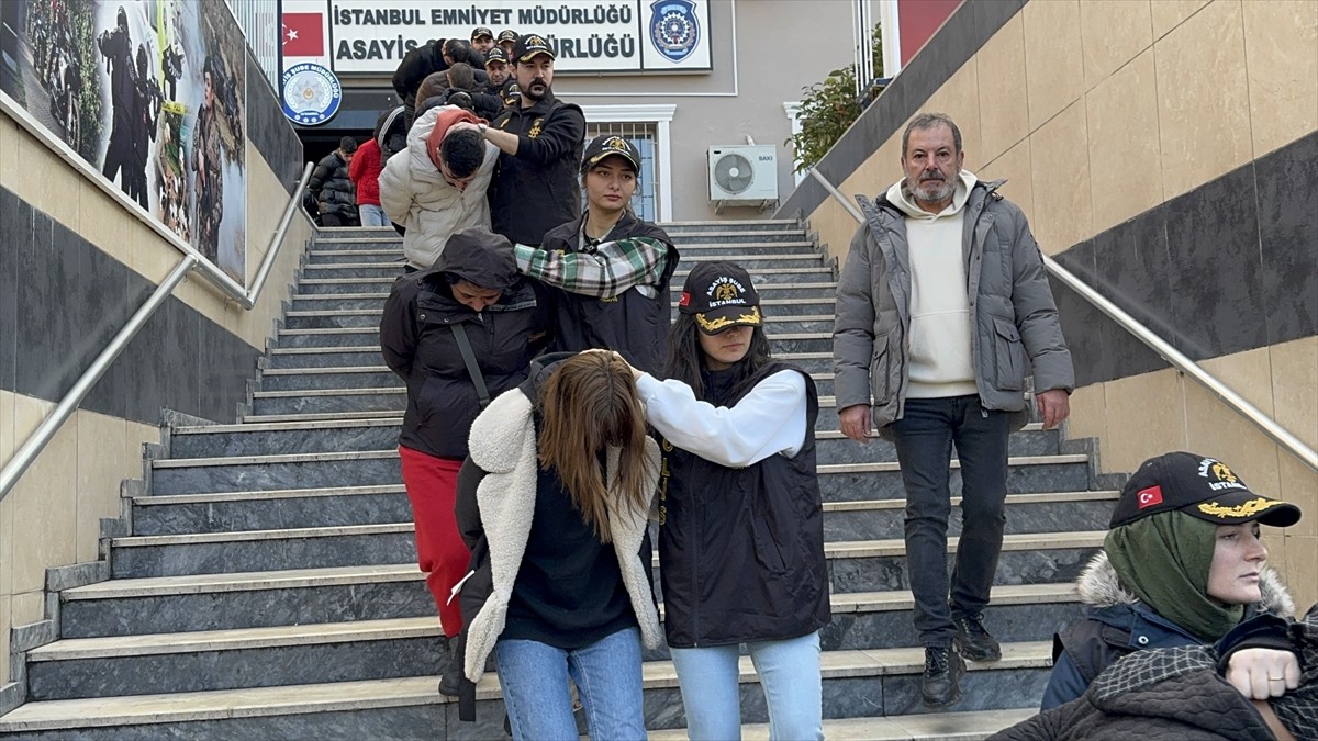 İstanbul Asayiş Şube Müdürlüğü Dolandırıcılık Büro Amirliği ekipleri, bir kişinin sosyal medyada...