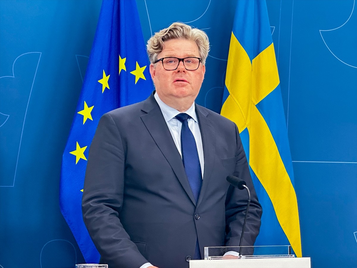 İsveç'te Kur'an-ı Kerim yakma provokasyonları gerçekleştiren Salwan Momika, evinde silahla...