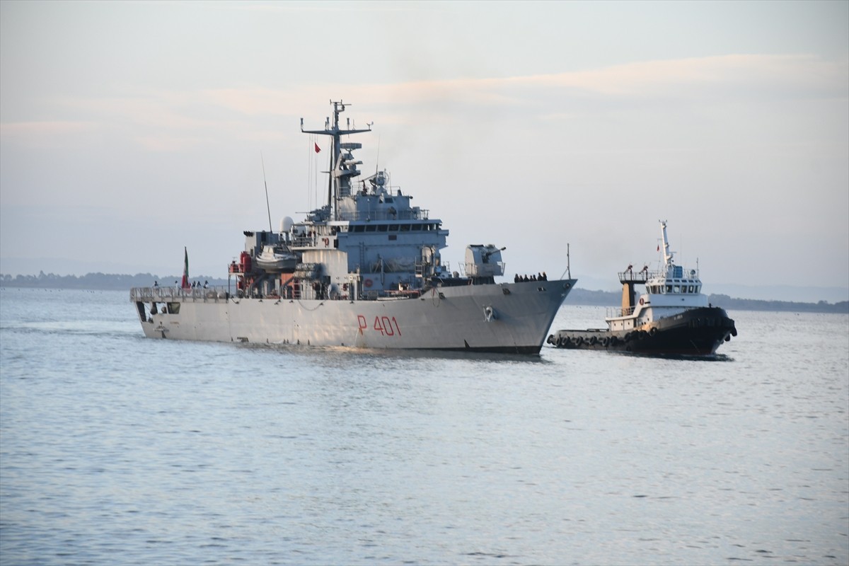 İtalya ile varılan anlaşma kapsamında Arnavutluk'a kurulan merkeze, düzensiz göçmen taşıyan bir...