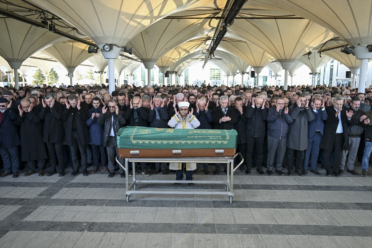 İYİ Parti Genel Başkanı Müsavat Dervişoğlu, bağımsız Ankara Milletvekili Koray Aydın'ın babası...