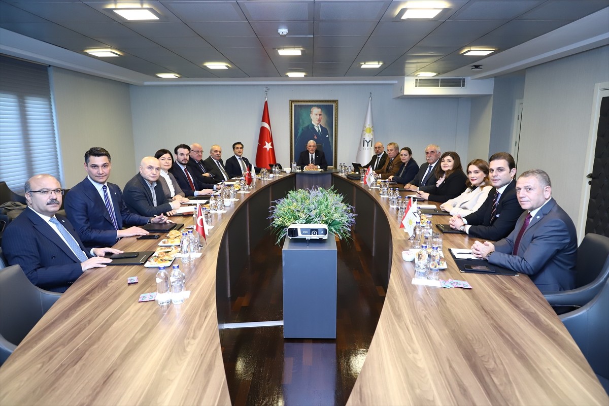İYİ Parti Genel Başkanı Müsavat Dervişoğlu (ortada), genel merkez ek binada düzenlenen toplantıda...