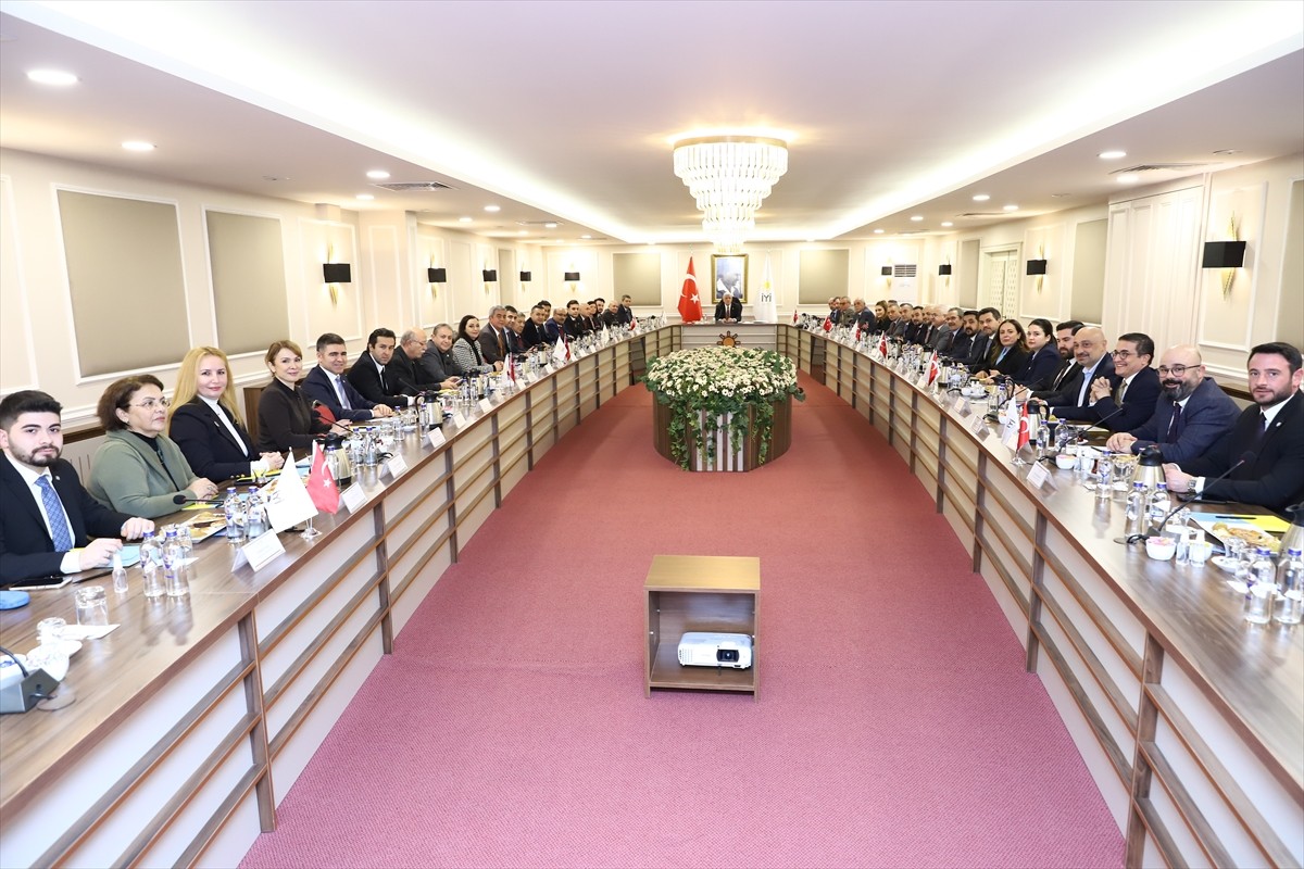 İYİ Parti Genel Başkanı Müsavat Dervişoğlu, partisinin Genel İdare Kurulu (GİK) üyeleriyle bir...