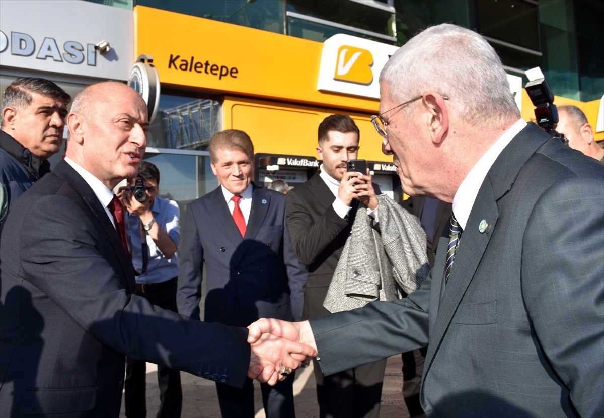 İYİ Parti Genel Başkanı Müsavat Dervişoğlu (Sağda), Kırıkkale Ticaret ve Sanayi Odası Başkanı...