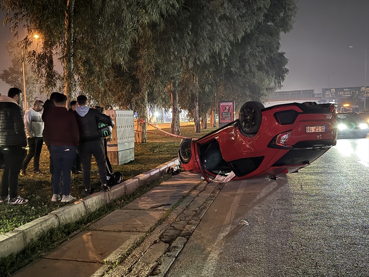 İzmir'de 3 otomobilin karıştığı zincirleme trafik kazasında, 2 kişi hafif yaralandı.